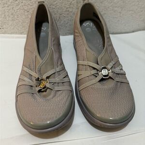 New B Zees Gray Silver Flats Loafers Sneakers Women’s Sz 11